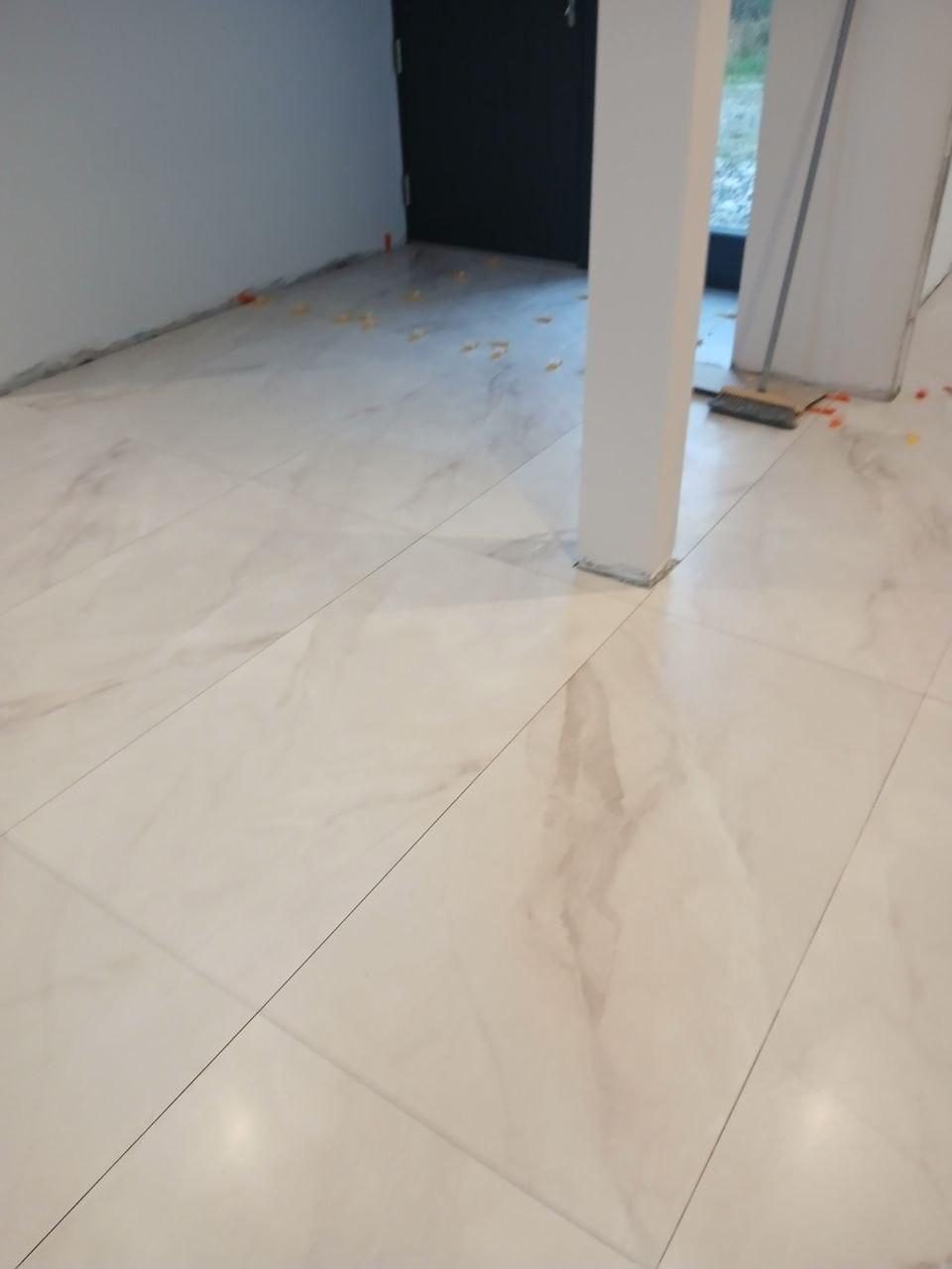 Large-format marble-effect floor tiling in Cork